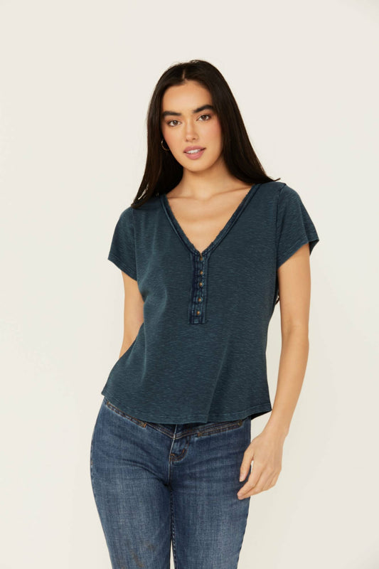 Women Vaughn Henley Short Sleeve Shirt | Idyllwind